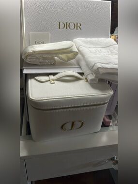 DIOR Platinum VIP Gift Set Vanity Case,Towel,Headband,Hyalushot Full Size